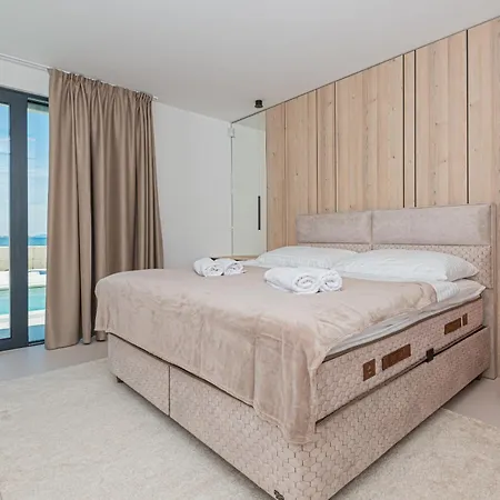 Seafront Aurea With Pool And Seaview *