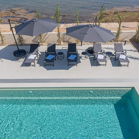 Villa Seafront Aurea With Pool And Seaview *