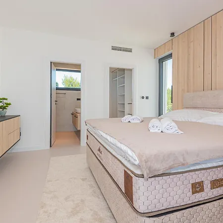 Seafront Aurea With Pool And Seaview *