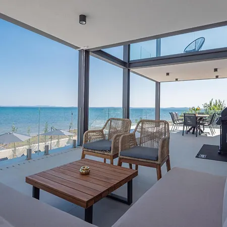 Seafront Aurea With Pool And Seaview