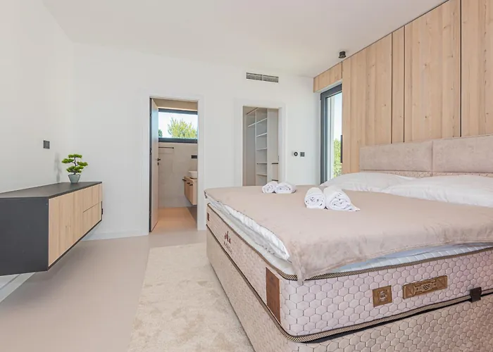 Seafront Aurea With Pool And Seaview *